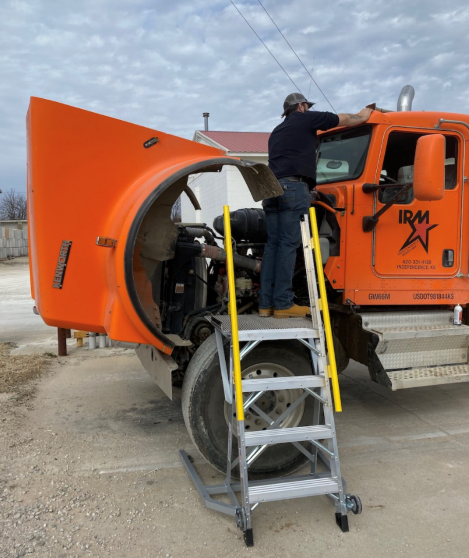this image shows mobile truck repair in Minneapolis, Minnesota
