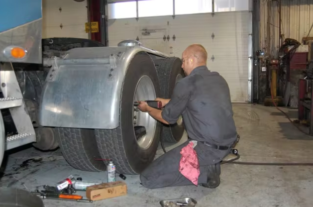 this image shows a on site truck repair in Minneapolis.